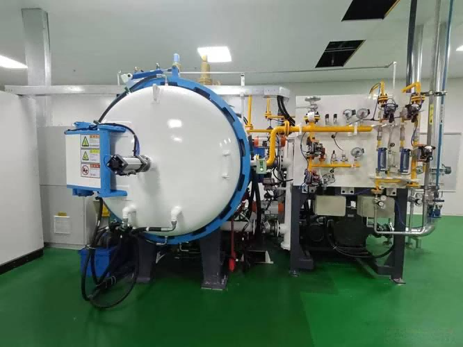 How does a silicon carbide sintering furnace achieve efficient sintering?