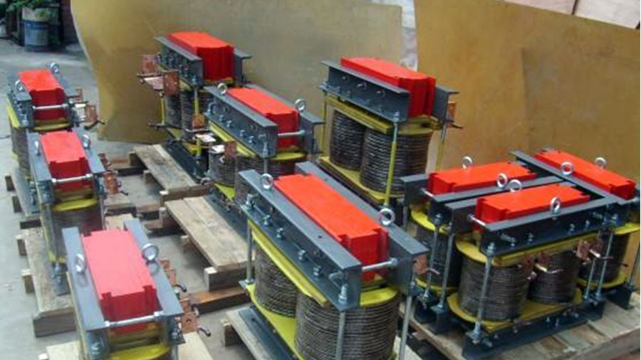 Dedicated smoothing inductor for induction/mid-frequency power s