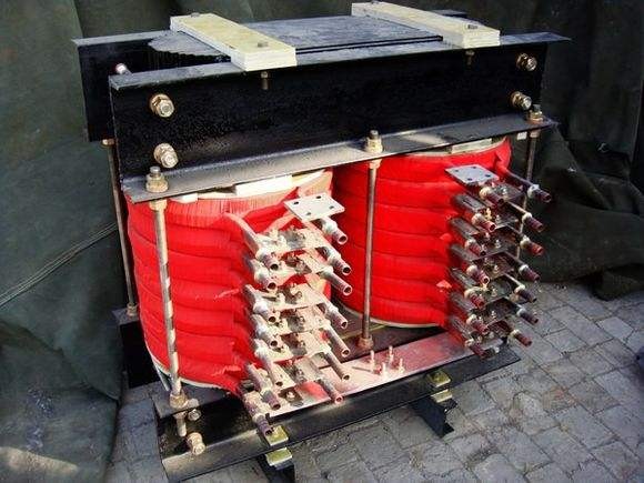 Dedicated smoothing inductor for induction/mid-frequency power s